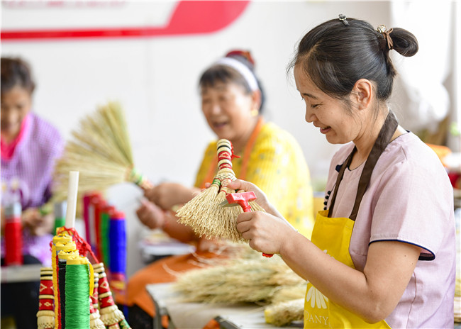 Broom Industry Helps People in Inner Mongolia Escape Poverty