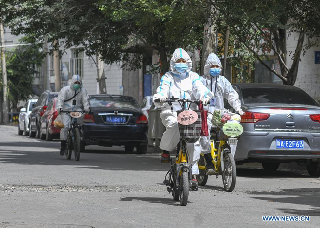 Community Workers in Urumqi Deliver Daily Necessities, Medic